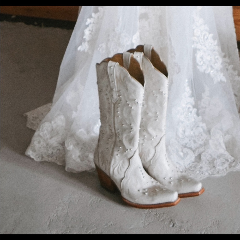 Ariat women’s white pearl western boots. Size 8